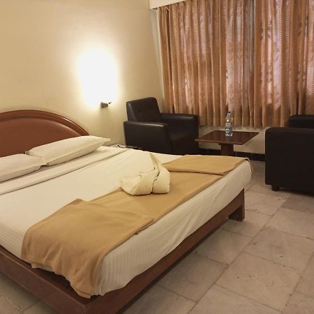 Отель Senthil Residency Диндуккал Экстерьер фото