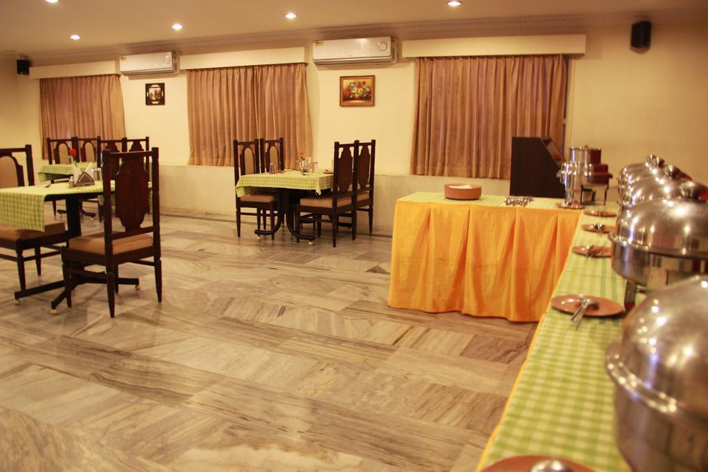 Отель Senthil Residency Диндуккал Экстерьер фото