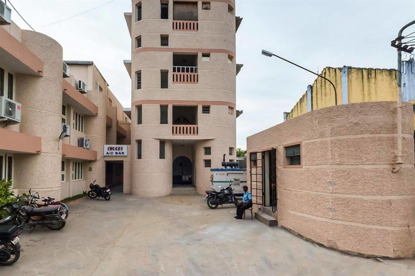 Отель Senthil Residency Диндуккал Экстерьер фото